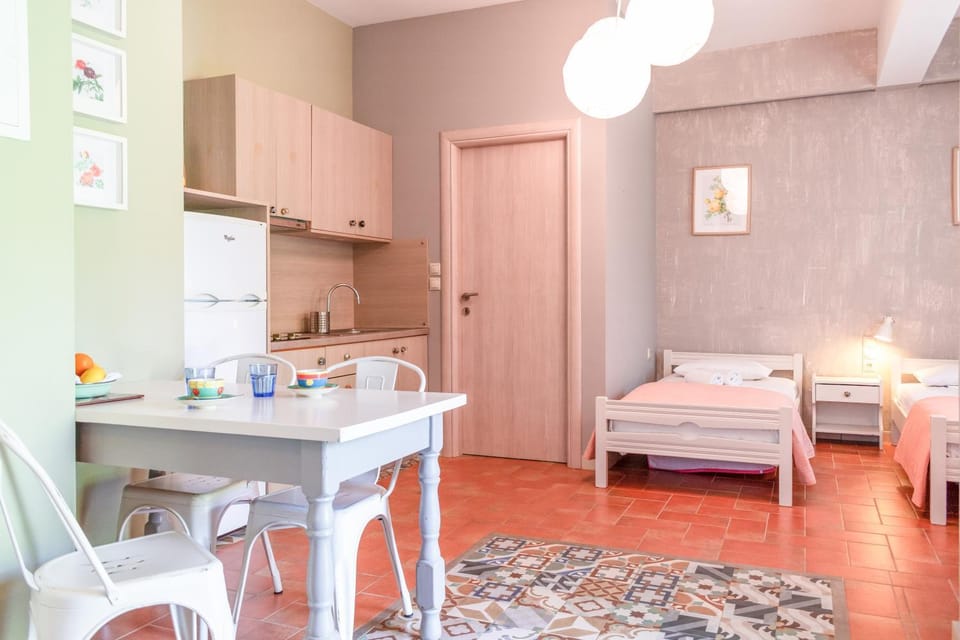 Kitchen or kitchenette, Photo of the whole room, Dining area
