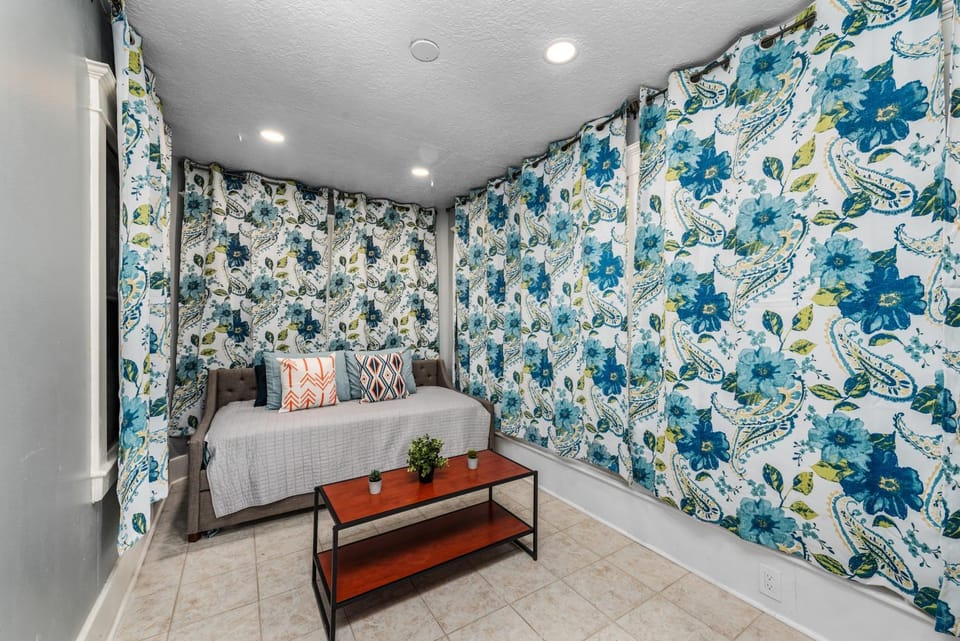 Renovated Historic Heights 3BR with King Beds & FREE Parking House in Houston