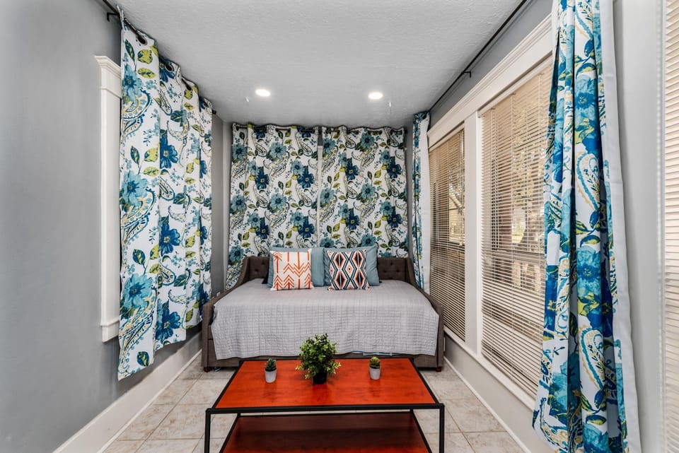 Renovated Historic Heights 3BR with King Beds & FREE Parking House in Houston
