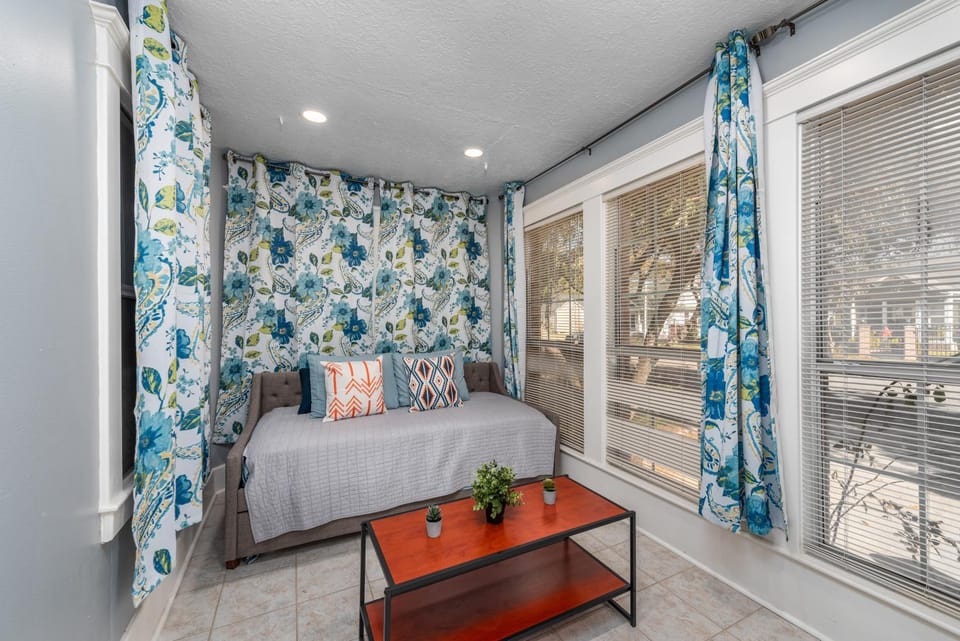 Renovated Historic Heights 3BR with King Beds & FREE Parking House in Houston