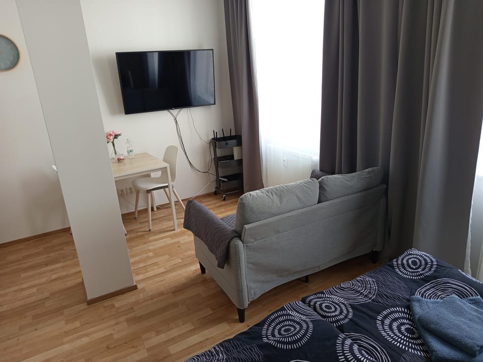 Bed, TV and multimedia, Seating area