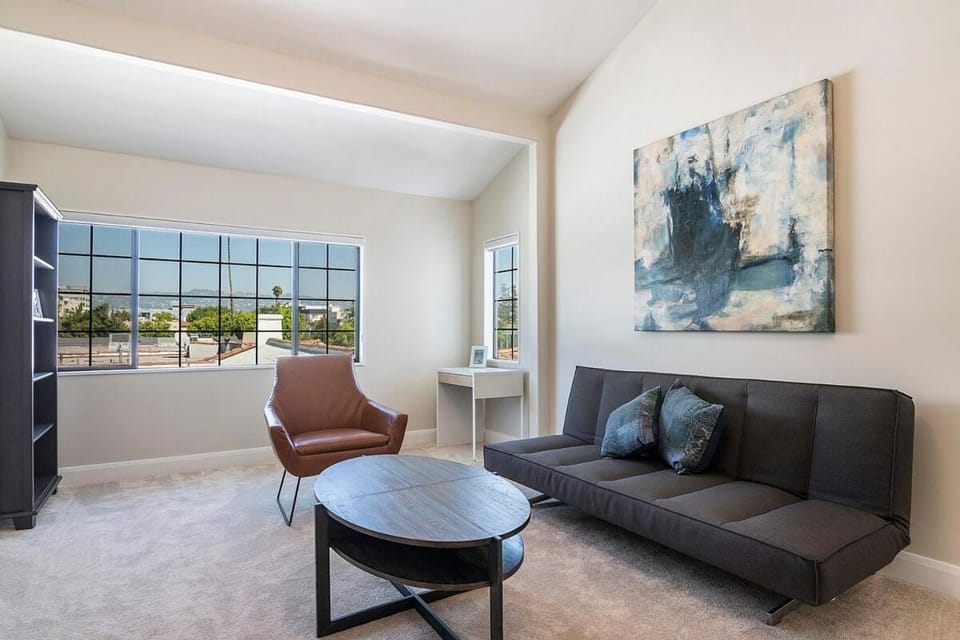 Beautiful 6BR Family 2-Story Villa With Large Backyard and Outdoor Kitchen Villa in San Fernando Valley