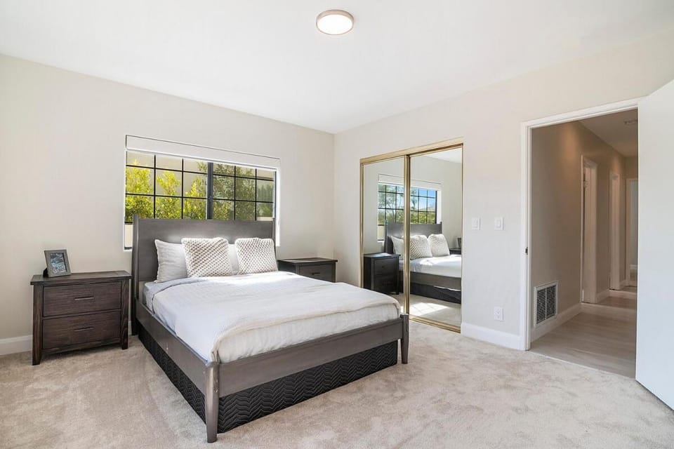 Beautiful 6BR Family 2-Story Villa With Large Backyard and Outdoor Kitchen Villa in San Fernando Valley