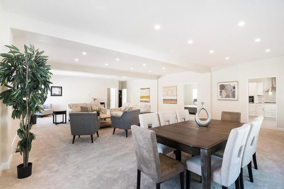 Beautiful 6BR Family 2-Story Villa With Large Backyard and Outdoor Kitchen Villa in San Fernando Valley
