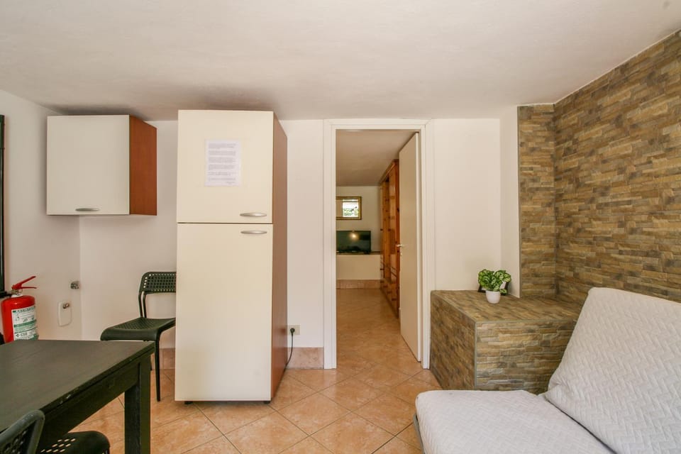 Kitchen or kitchenette, Living room, Seating area, Dining area, oven
