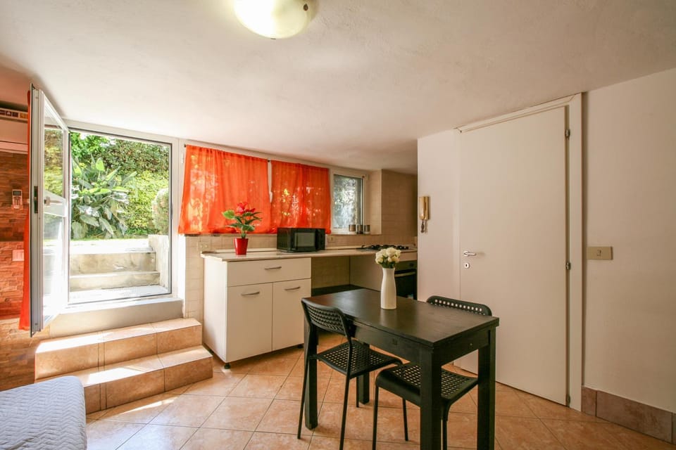 Kitchen or kitchenette, Living room, Dining area, minibar, oven, stove