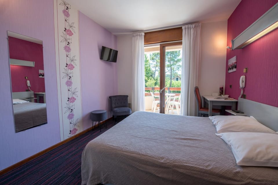 Staff, Bed, Garden, Balcony/Terrace, Balcony/Terrace, Bedroom, Garden view, Family