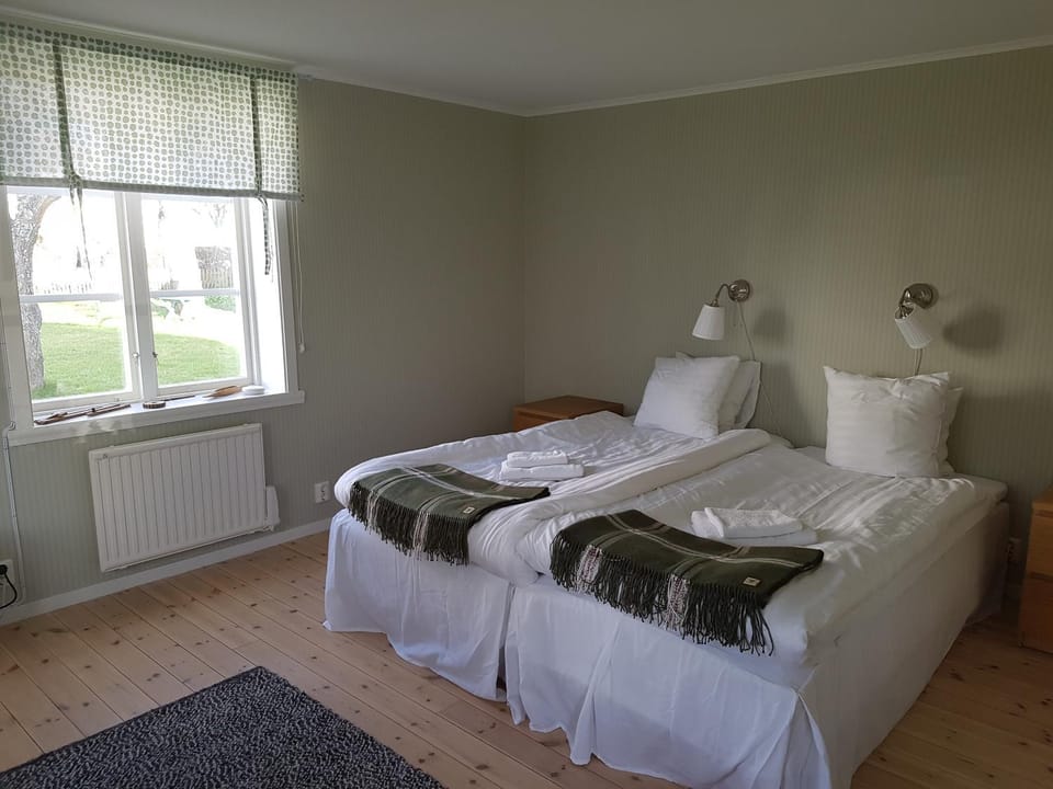 Bed, Dining area, Bedroom