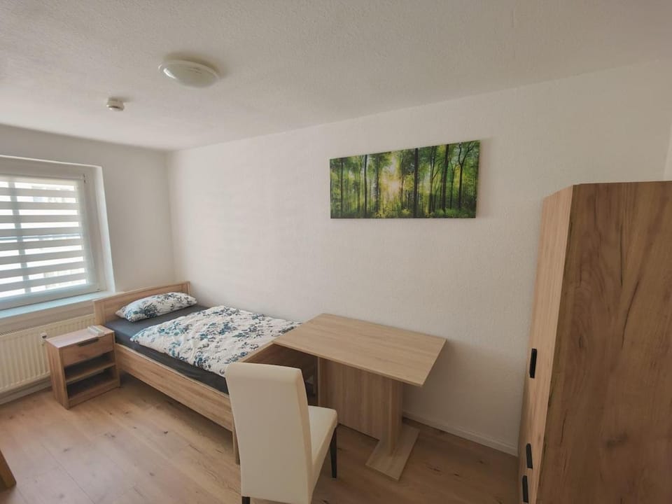 Bed, TV and multimedia, Photo of the whole room, Seating area, Bedroom, wardrobe