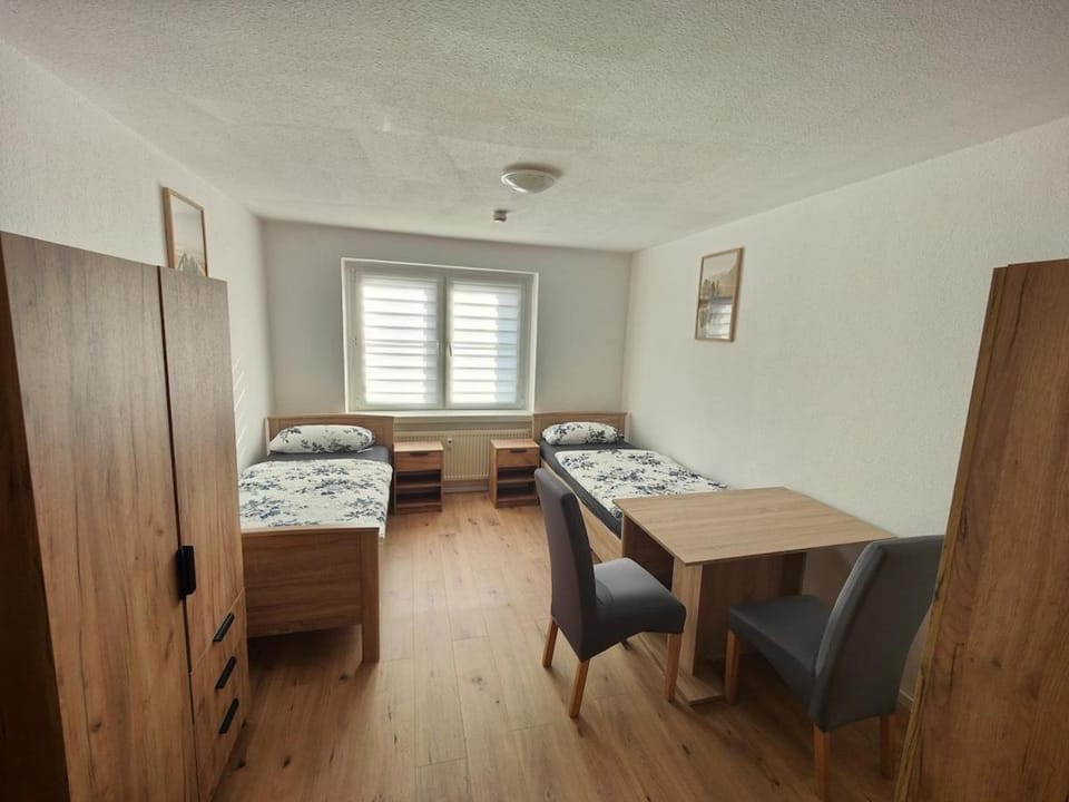 Bed, TV and multimedia, Photo of the whole room, Seating area, Bedroom, wardrobe