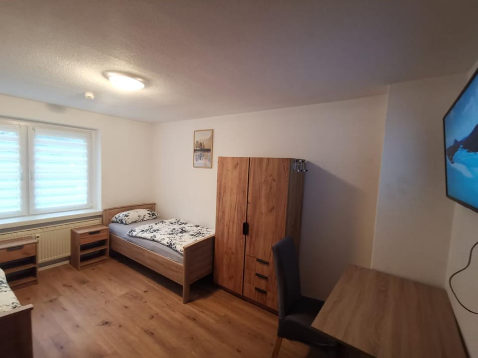 Bed, TV and multimedia, Photo of the whole room, Seating area, Bedroom, wardrobe