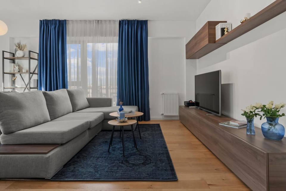 Communal lounge/ TV room, TV and multimedia, Living room, Seating area, Evening entertainment