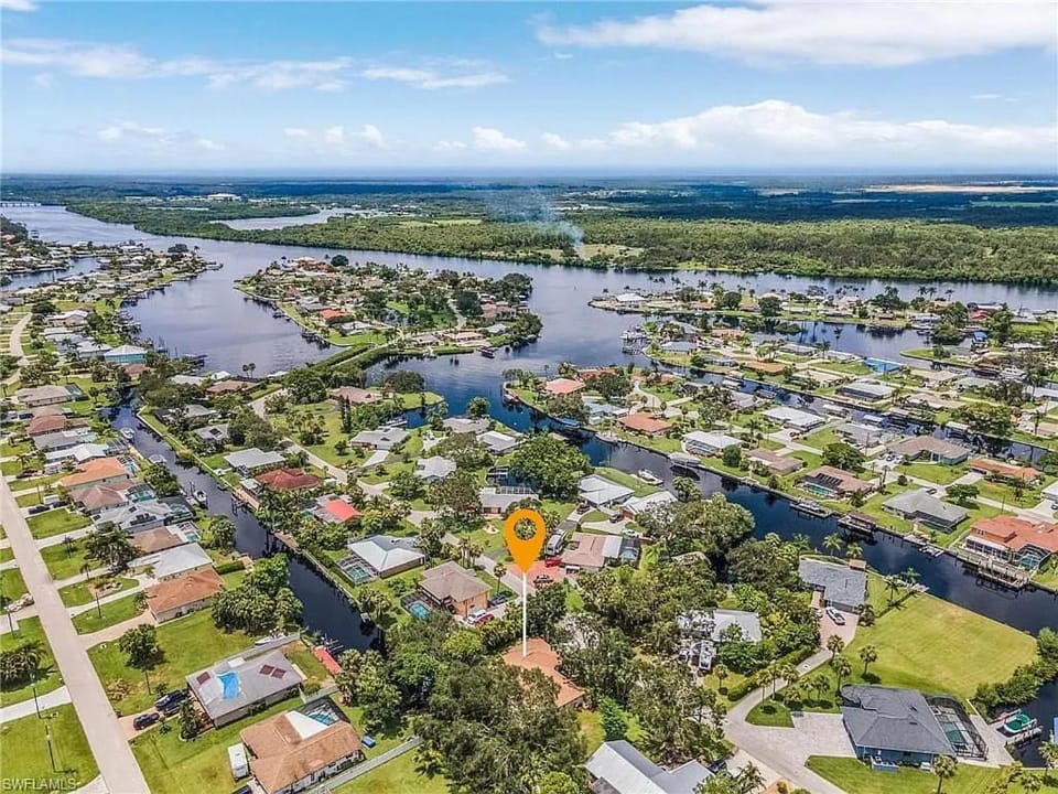 Bird's eye view, View (from property/room), River view, Street view, Quiet street view