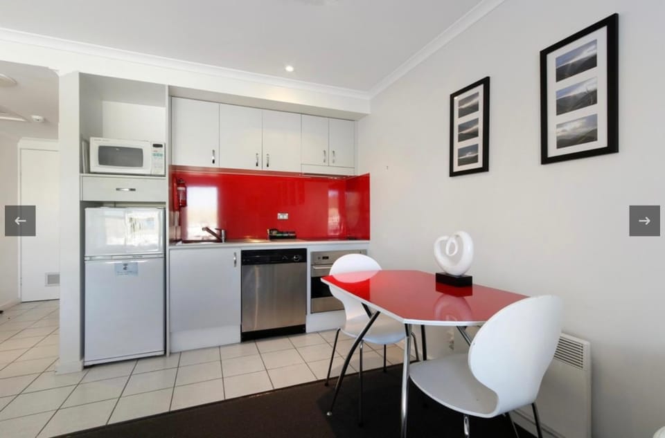 White Crystal 112 Apartment in Hotham Heights