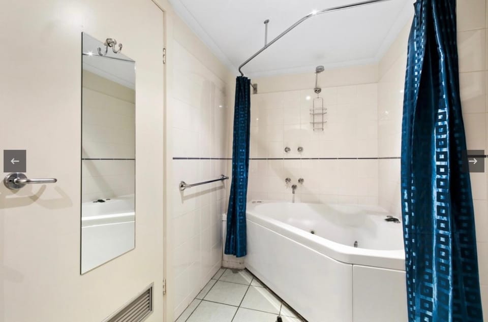 White Crystal 112 Apartment in Hotham Heights