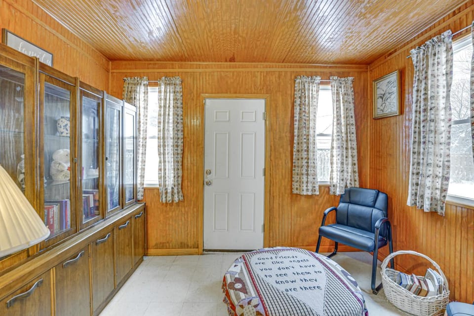 15 Mi to Dtwn Detroit Cozy Family Home with Yard! House in Detroit