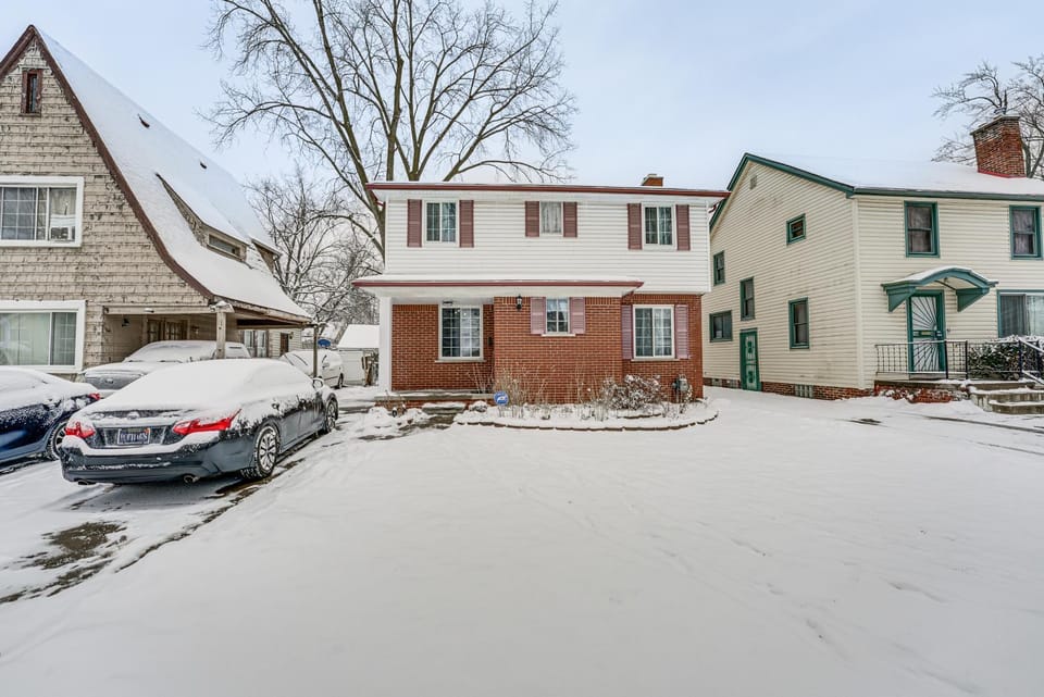15 Mi to Dtwn Detroit Cozy Family Home with Yard! House in Detroit