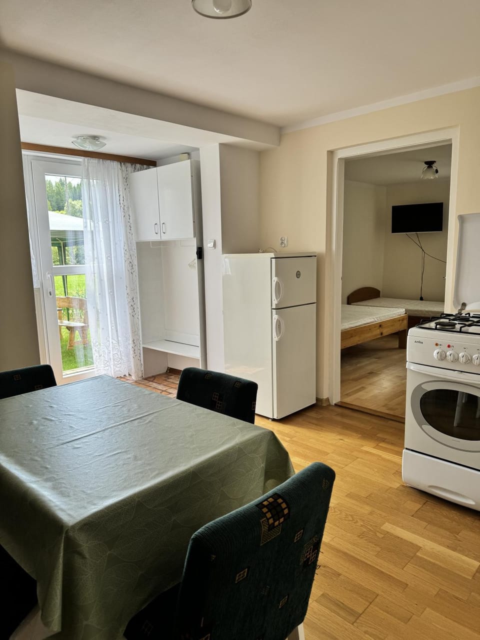 Facade/entrance, TV and multimedia, Kitchen or kitchenette, stove