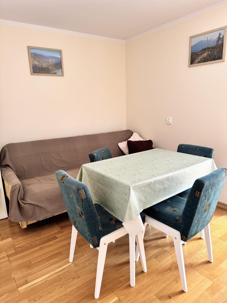 Bed, Dining area
