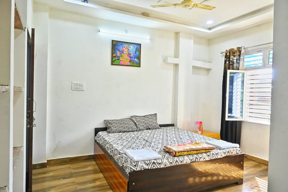Bed, Living room, Photo of the whole room, Bedroom, towels