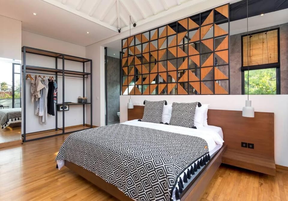 Family Luxury 5bd Villa Parking X Walk 2 Potato Head Villa in North Kuta