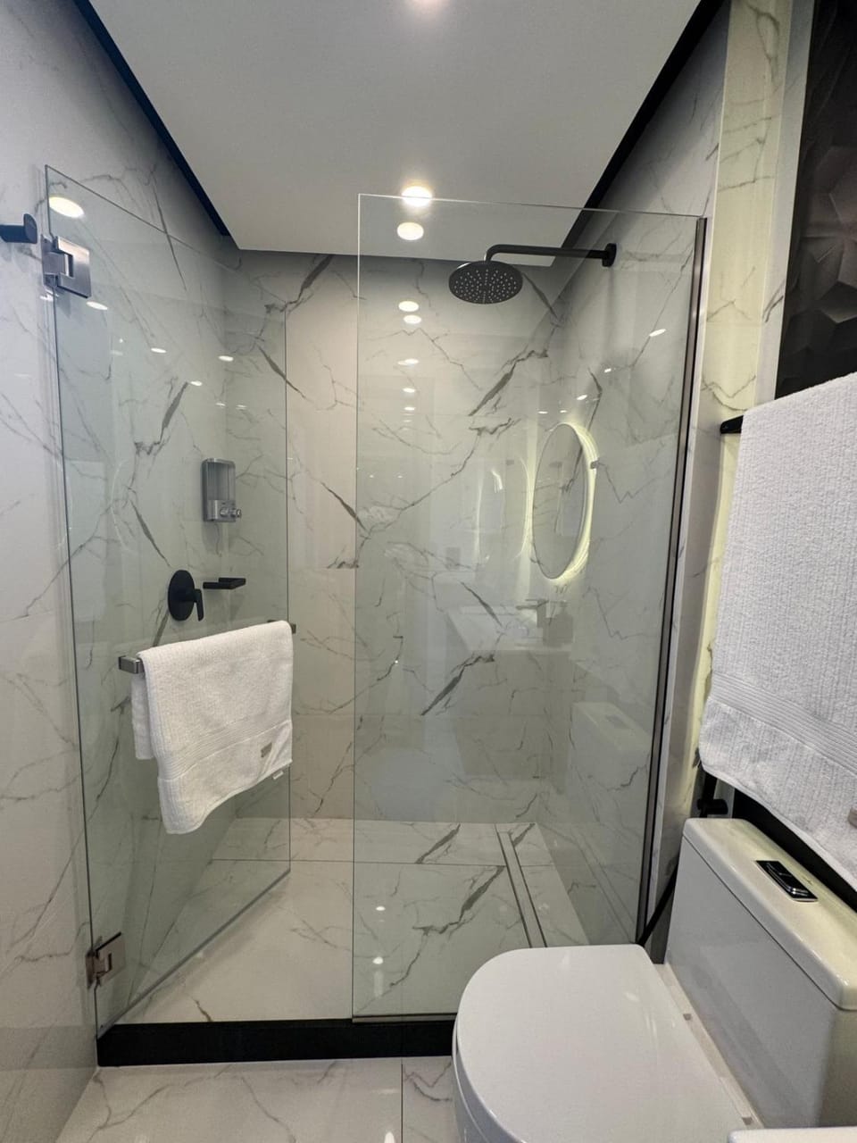 Shower, Toilet, Bathroom, towels