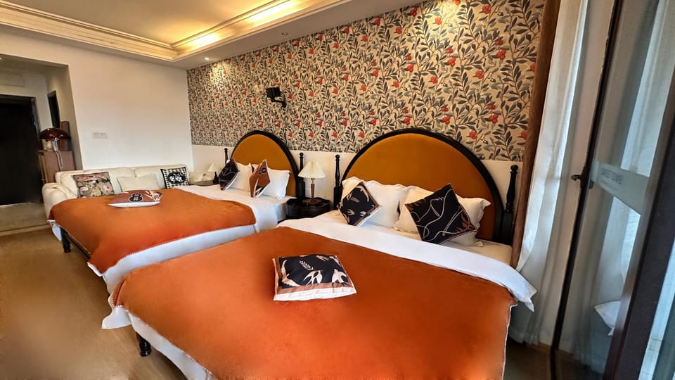 Bed, Living room, Photo of the whole room, Seating area