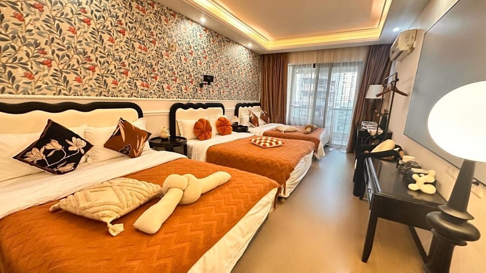 Bed, TV and multimedia, Living room, Photo of the whole room, Seating area, Bedroom, towels, air conditioner