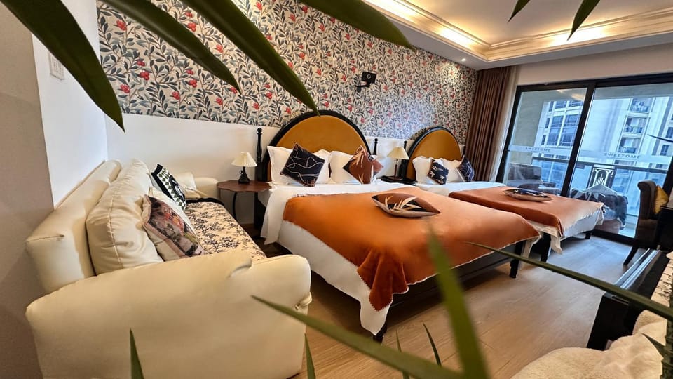 Bed, Living room, Photo of the whole room, Seating area