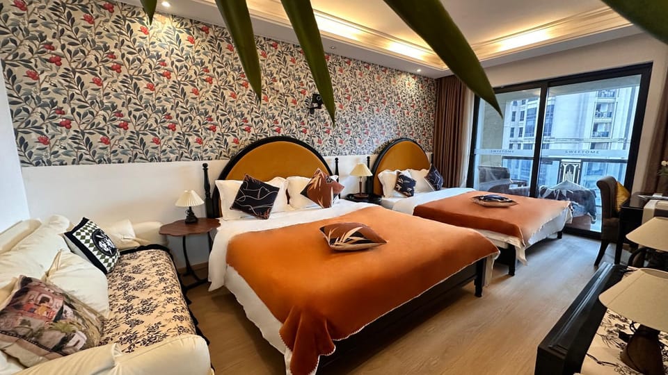 Bed, Living room, Photo of the whole room, Seating area