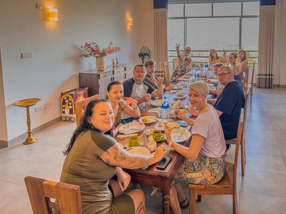Restaurant/places to eat, People, Food and drinks, Food, Guests, Lunch, Drinks, group of guests, Family