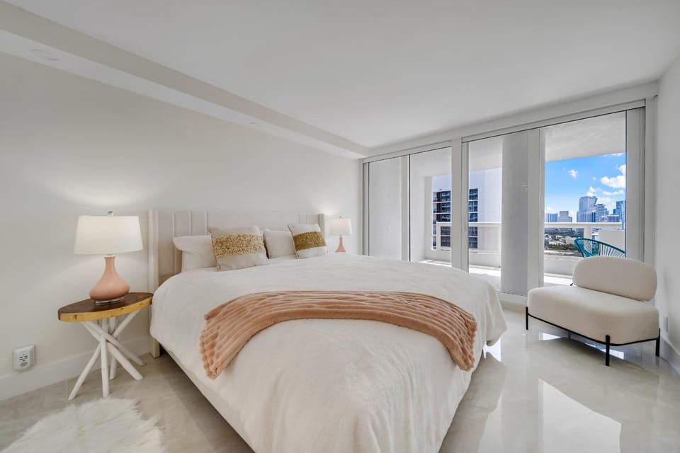 Bed, Seating area, Bedroom