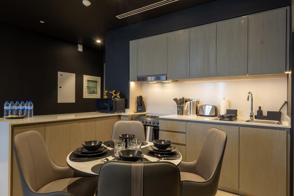 Kitchen or kitchenette, Dining area