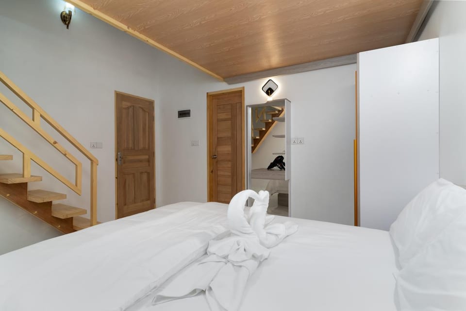 Bed, Photo of the whole room, towels