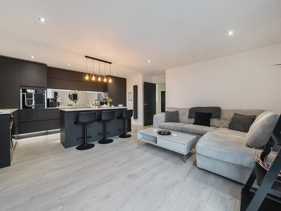 TV and multimedia, Kitchen or kitchenette, Other, Seating area, Dining area, oven, washing machine