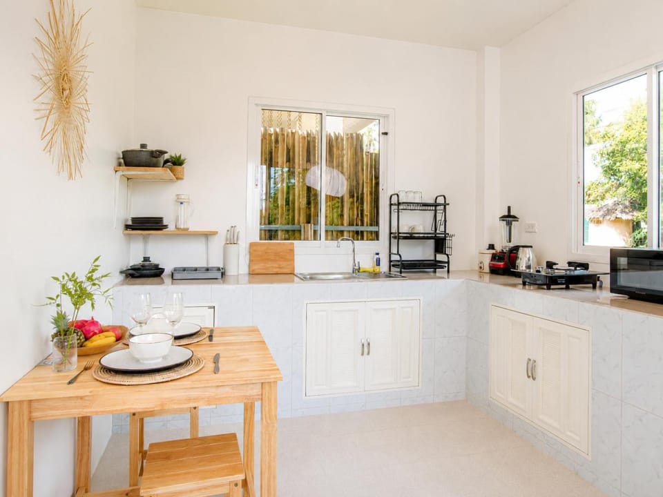Coffee/tea facilities, Kitchen or kitchenette, Dining area, stove