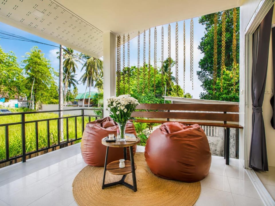 Patio, Day, Balcony/Terrace, Living room, Seating area, Dining area