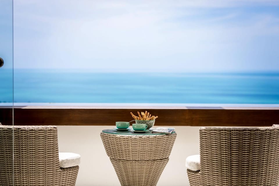 Pool view, Sea view