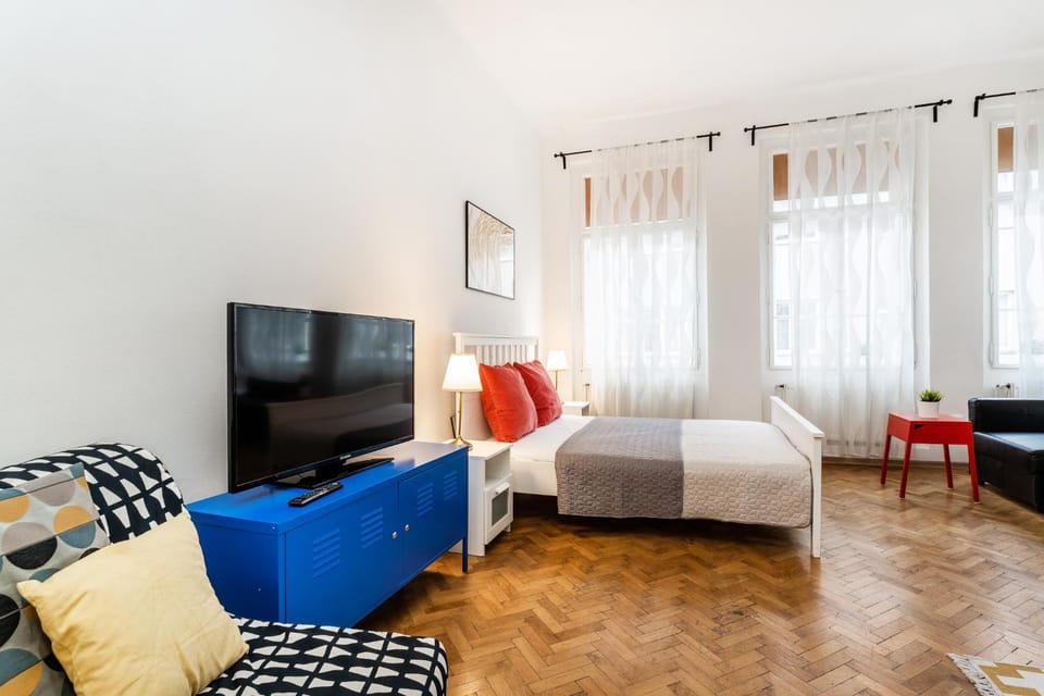 Bed, TV and multimedia, Bedroom