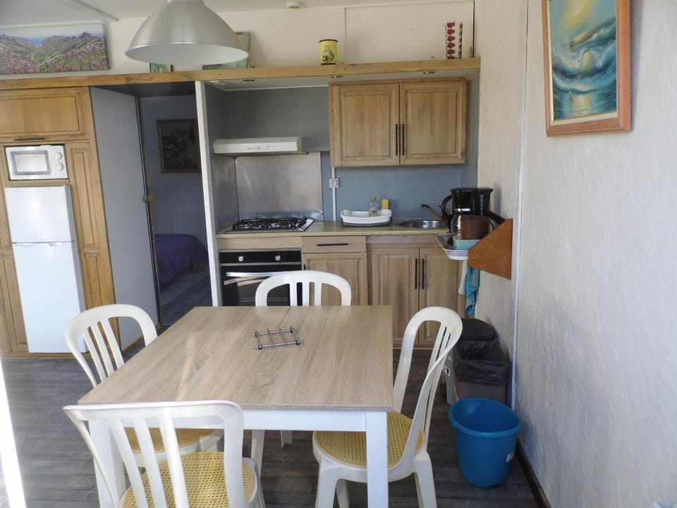 Kitchen or kitchenette, Dining area, oven, pet friendly, stove, toaster