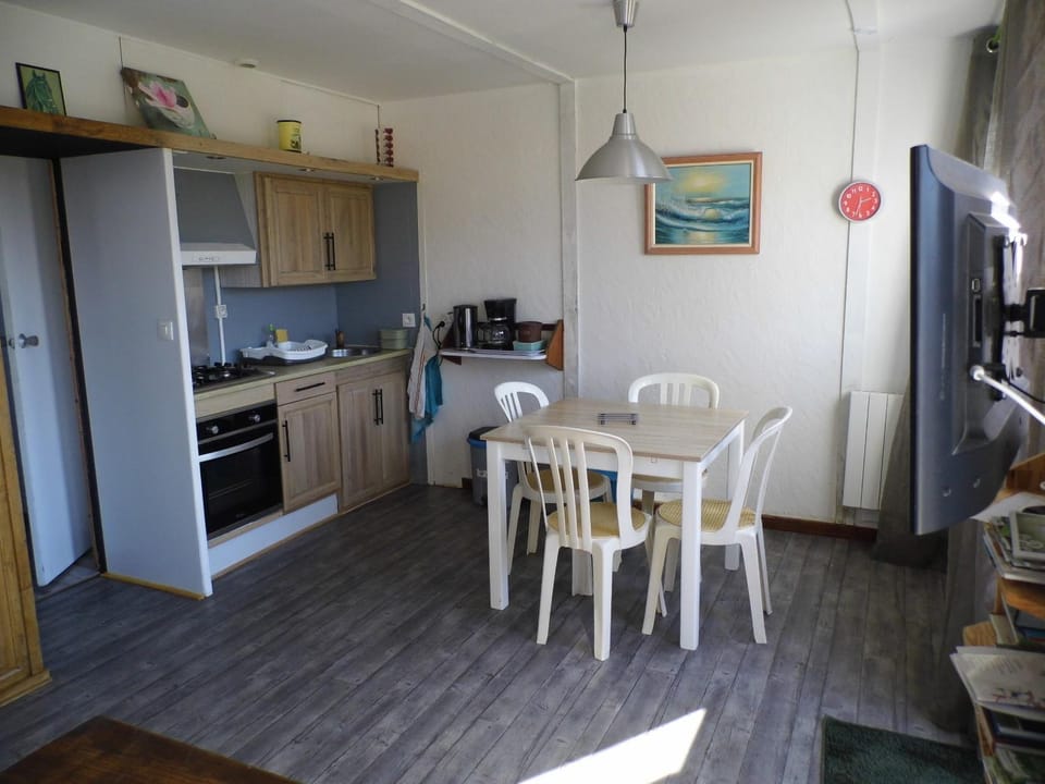 Kitchen or kitchenette, Dining area, stove