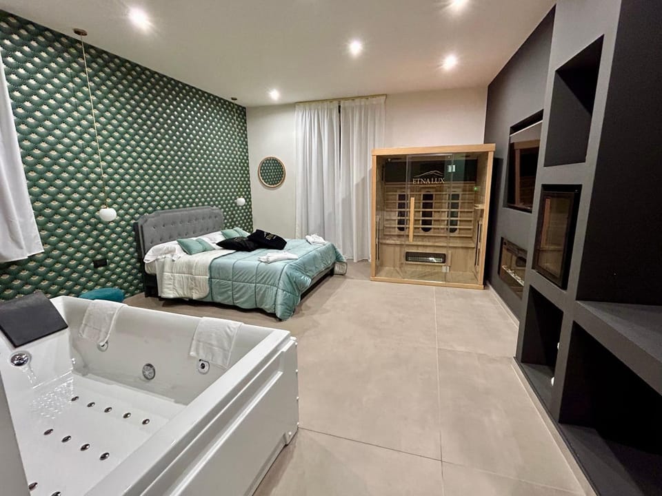 Bed, Hot Tub, TV and multimedia, Bedroom