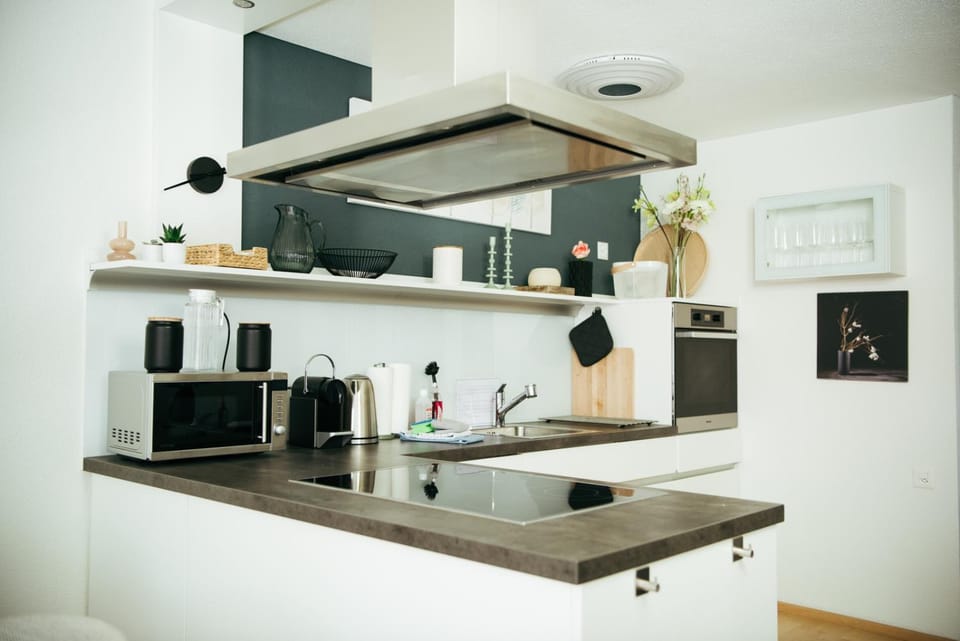 Coffee/tea facilities, Kitchen or kitchenette, stove
