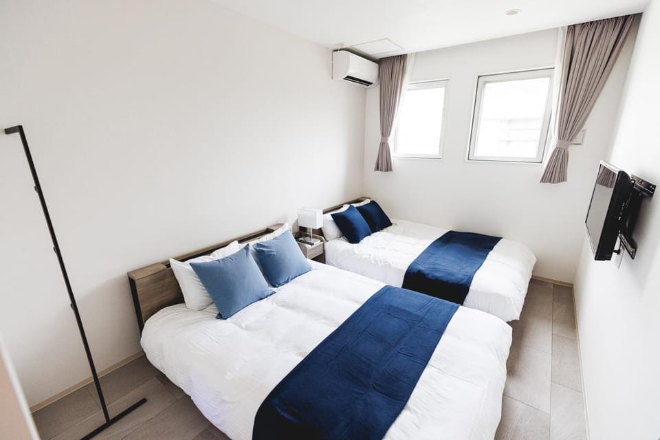 Bed, TV and multimedia, Bedroom