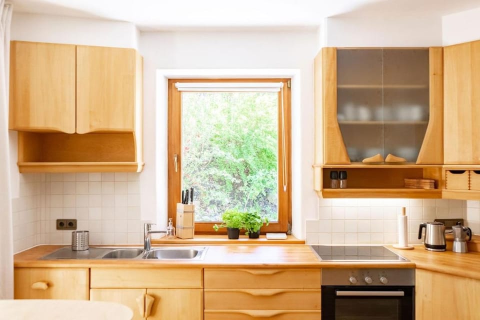 Coffee/tea facilities, Kitchen or kitchenette, dishwasher, stove