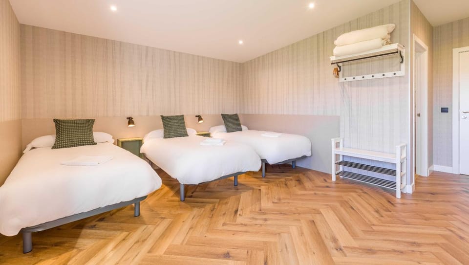 Bed, Photo of the whole room, Bedroom, air conditioner