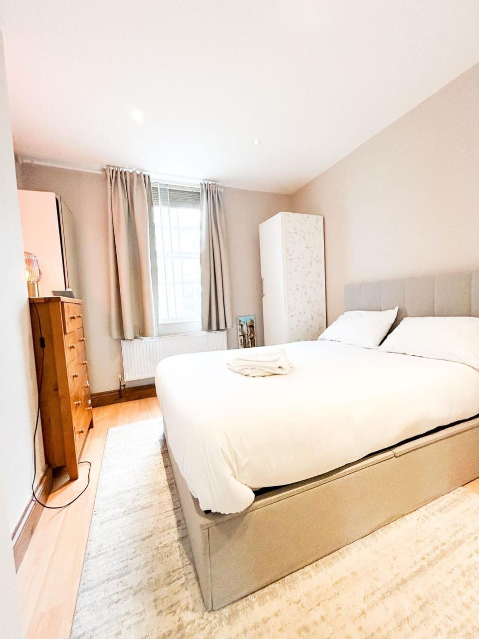 Hammersmith 2 Bedroom Flat River Thames Apartment in London Borough of Richmond upon Thames