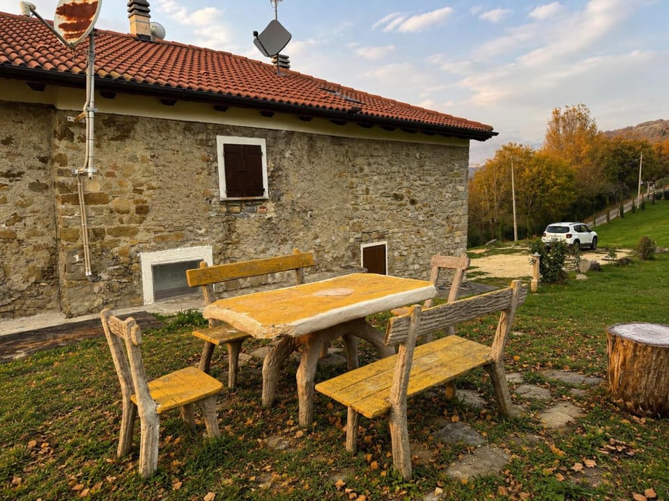 Property building, Day, Garden, Dining area