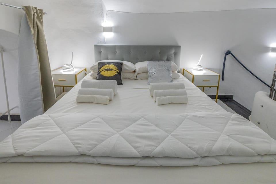 Bed, Photo of the whole room, Bedroom