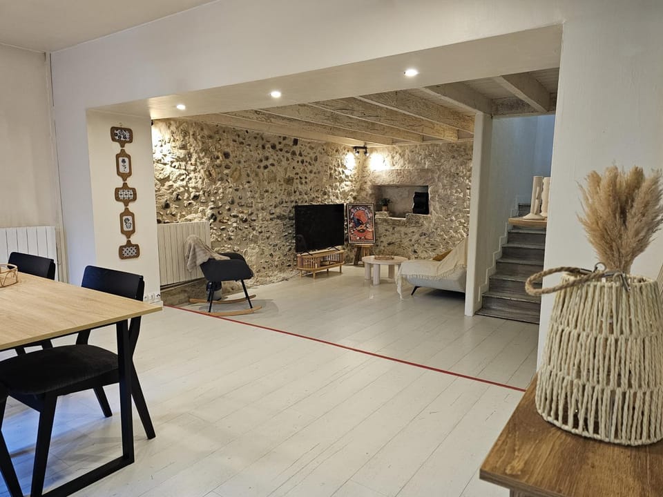 Communal lounge/ TV room, TV and multimedia, Living room, Seating area, Dining area